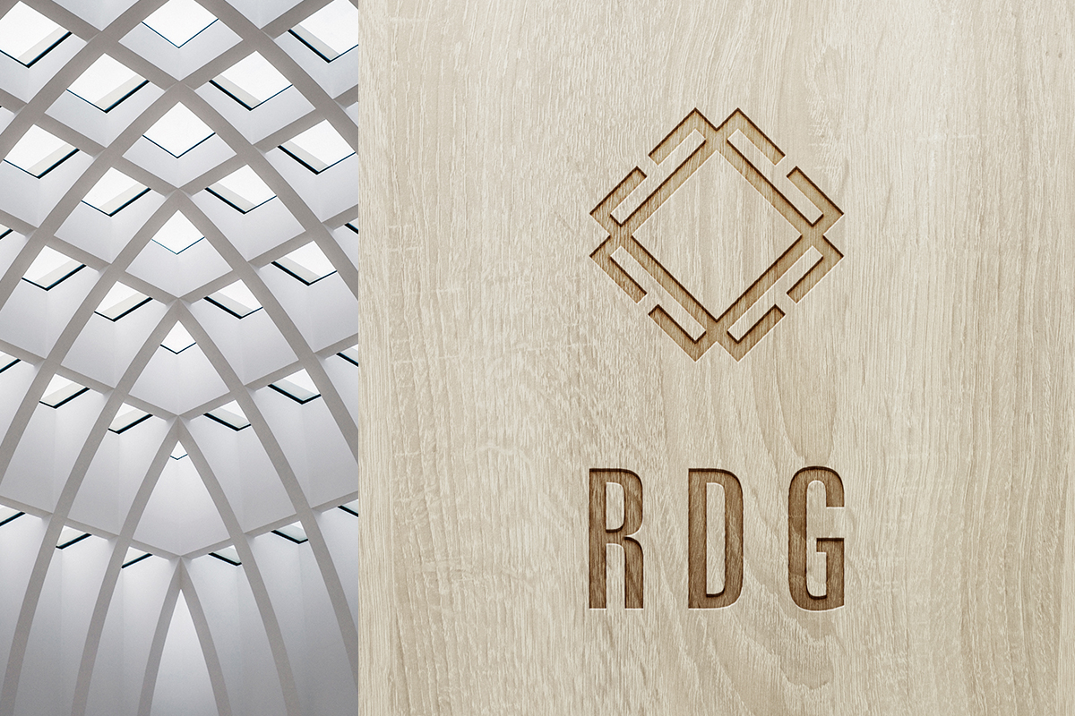 A sinistra, un richiamo alla struttura geometrica del logo di RDG; a destra, il logo intagliato su una superficie di legno
