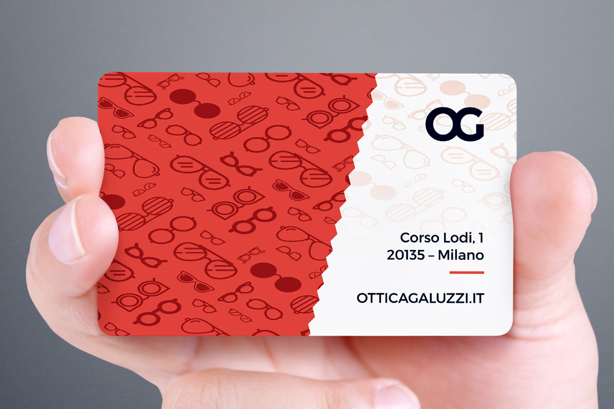 La gift card disegnata per Ottica Galuzzi; qui viene mostrato il retro della card, nella versione rossa da 100€