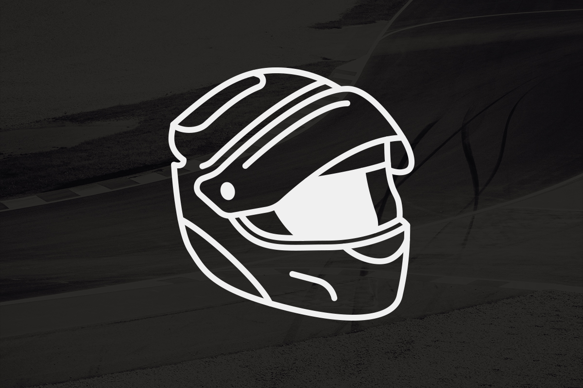 Un casco da motociclista in vista isometrica; l’icona – qui visualizzata in “negativo” – è utilizzata nell’interfaccia del videogioco “MotoGP™20”
